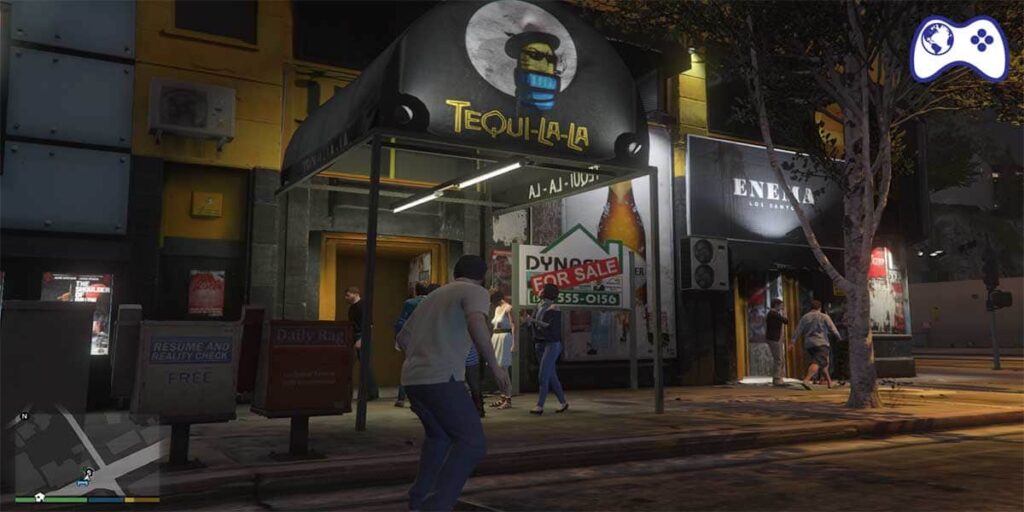 GTA 5 eğilme tuşu CTRL ile stealth modunda yürüyen karakter